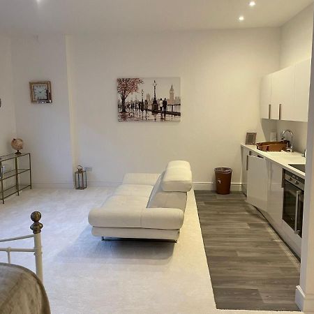Lovely 1-Bedroom Loft Apartment Above Shop With Free Parking- Long Term Let Available Maldon Buitenkant foto