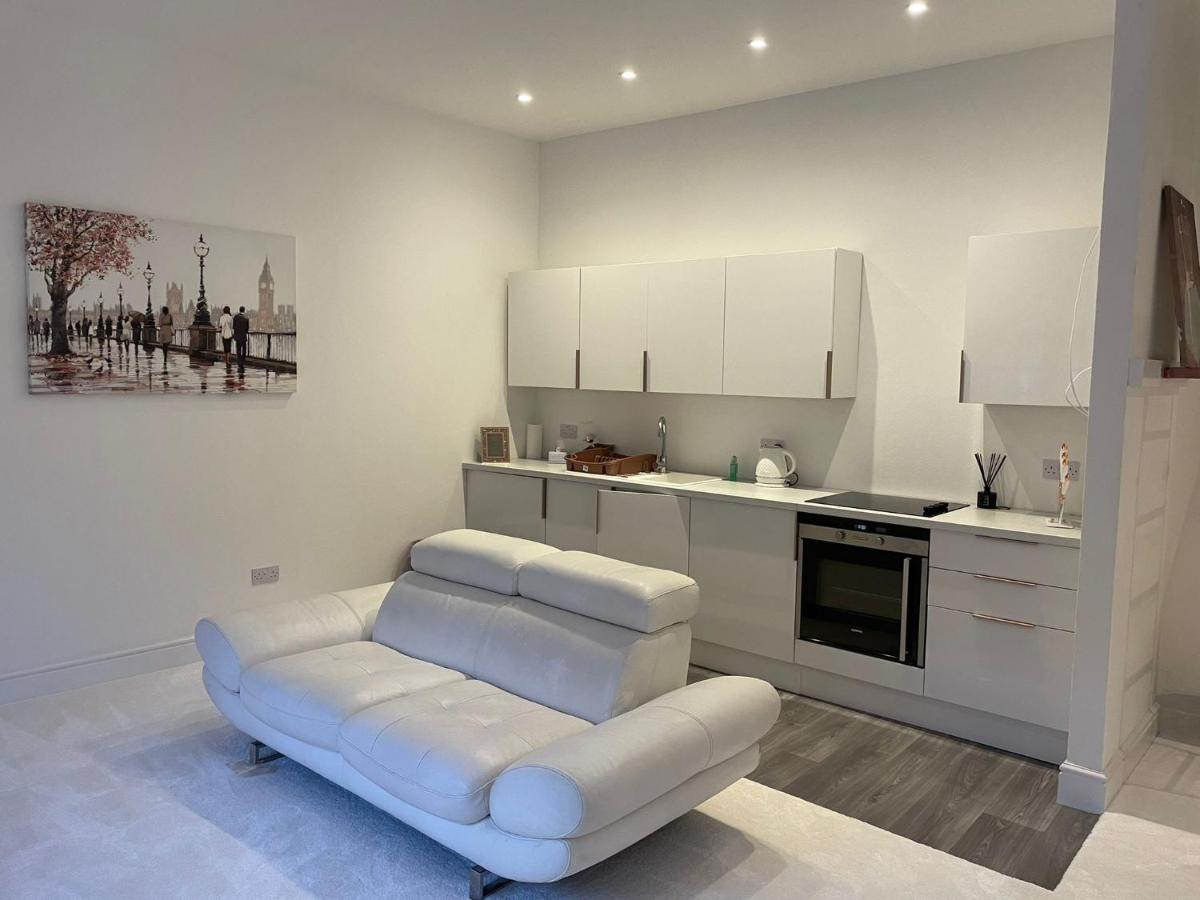 Lovely 1-Bedroom Loft Apartment Above Shop With Free Parking- Long Term Let Available Maldon Buitenkant foto